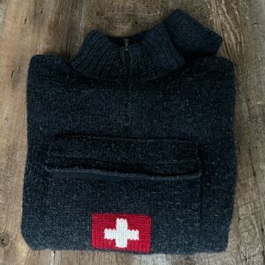 Men’s Victorinox quarter zip front pocket sweater in pristine condition ✨